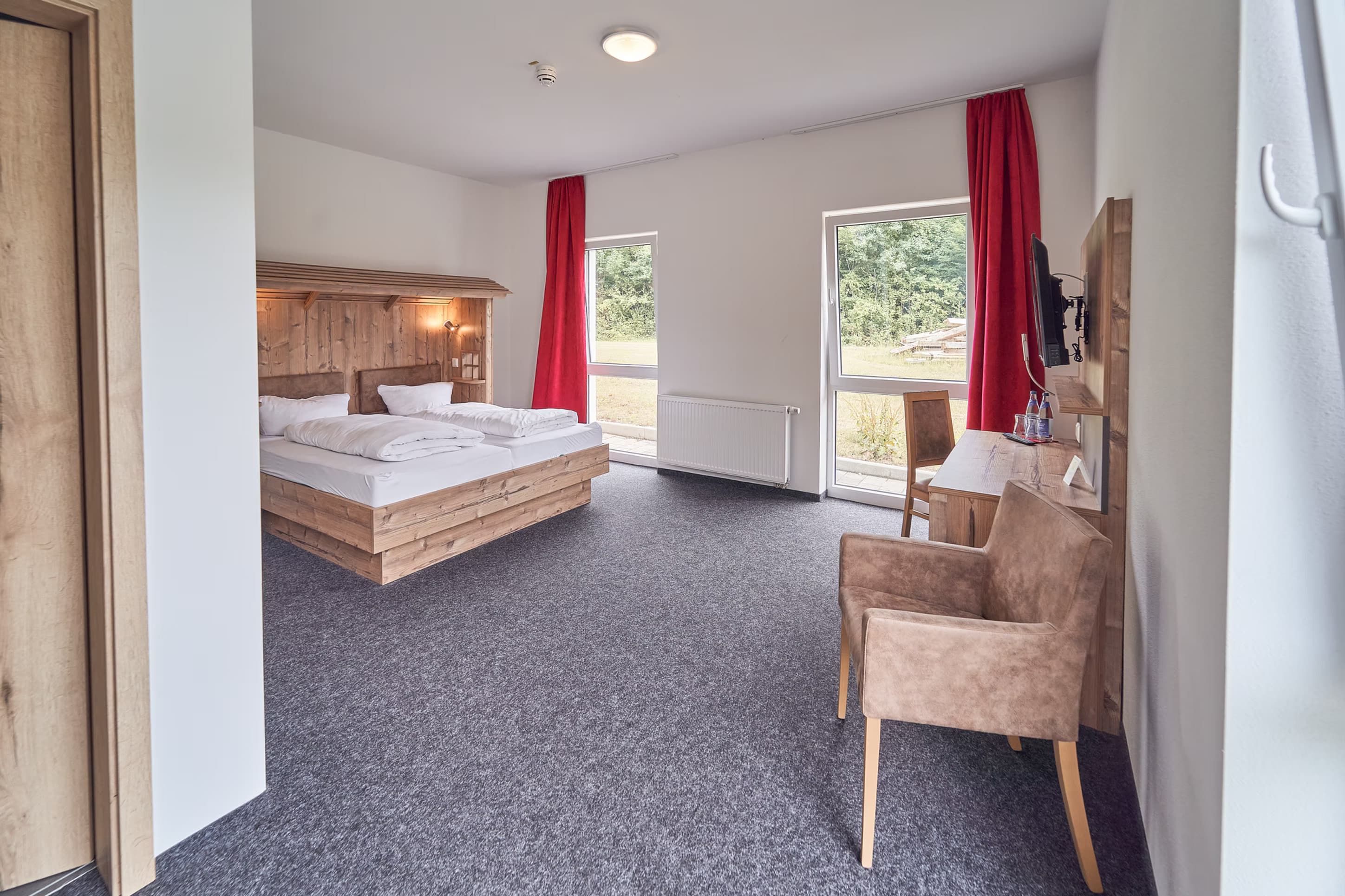 Komfortables Doppelzimmer mit Schreibtisch