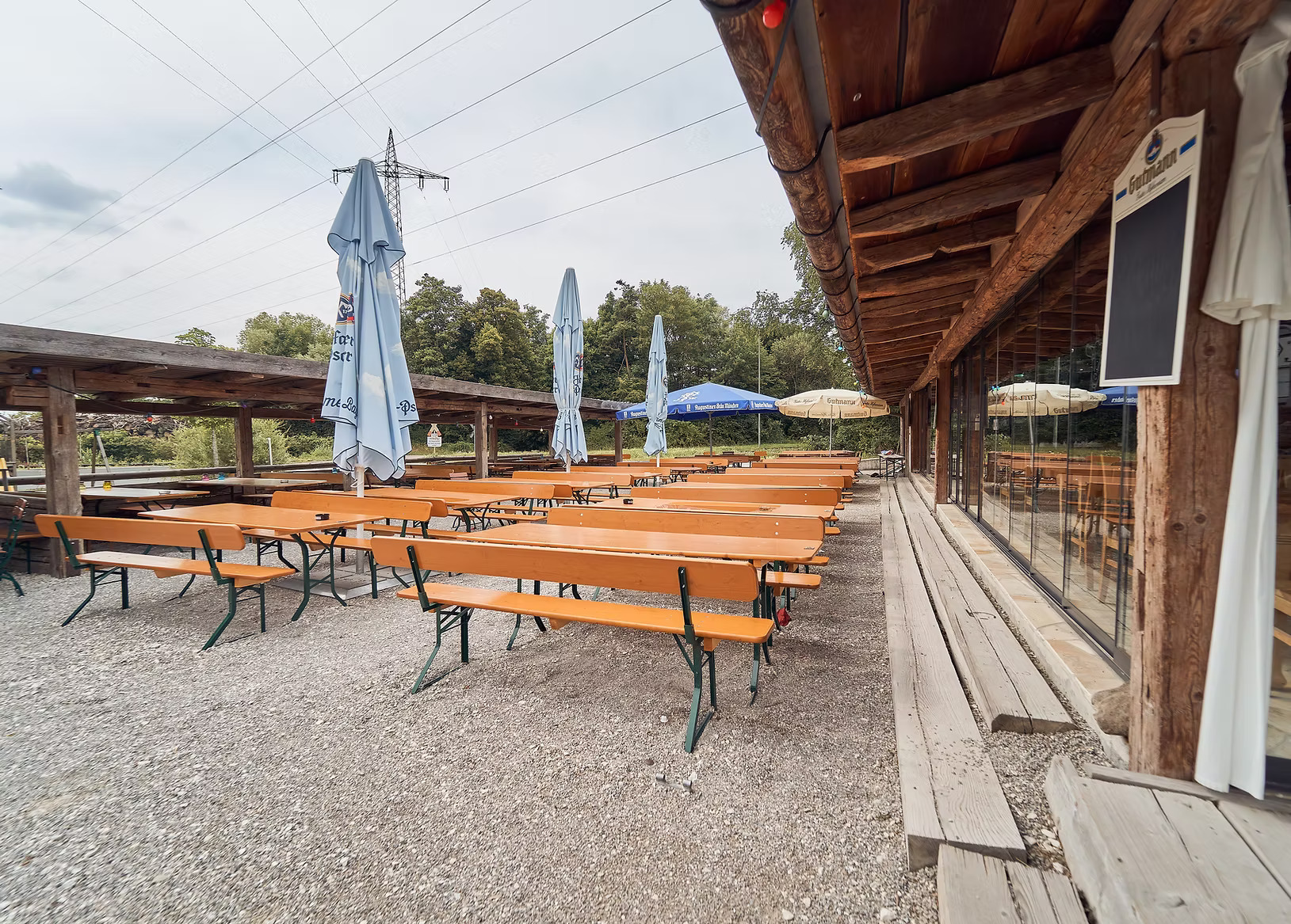 Biergarten der AlmHütte - Gemütliche Atmosphäre im Freien